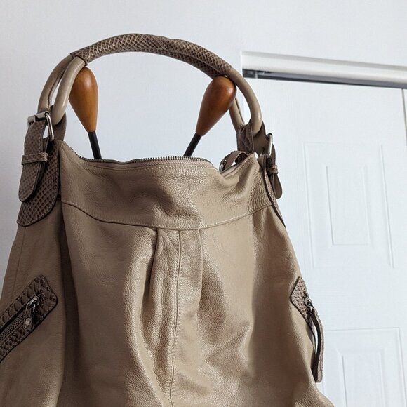 Taupe genuine leather handbag with snake embossed leather details - Picture 4 of 9